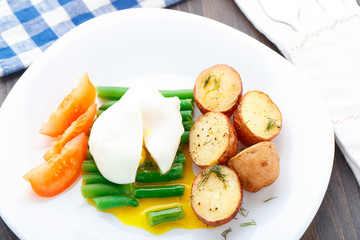 Poached egg with french beans and baked potato
