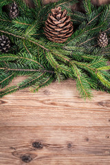 Naklejka premium christmas tree branches with bumps on wooden background