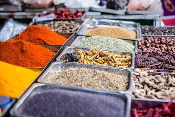 Keuken spatwand met foto Traditional spices market in India. © Curioso.Photography
