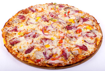 пицца с колбасой и луком