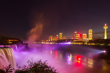 Fototapeta na wymiar Niagara Falls light show at night