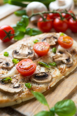 Pizzabrot mit Tomaten und Champignons