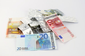 leere Tablettenblister und Geld auf einem Haufen