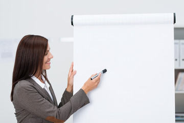 frau im büro zeigt auf leeres chart