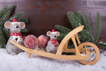 Zwei Weihnachtsmäuse mit Weihnachtsdekoration