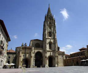 Fototapeta na wymiar Katedra w Oviedo w Asturii