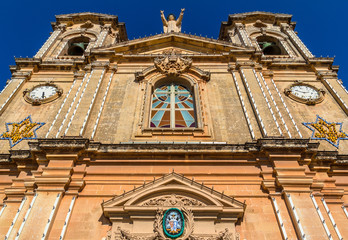 Fototapeta na wymiar Niski kąt widzenia kościoła św Katarzyny w Zurrieq, Malta