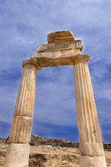 Fototapeta premium ruins of the ancient columns and arch