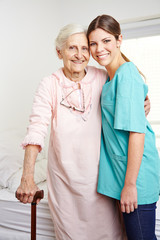 Altenpflegerin mit Seniorin im Altenheim