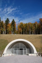 Baustelle - Tunneleingang in reizvoller Herbstlandschaft