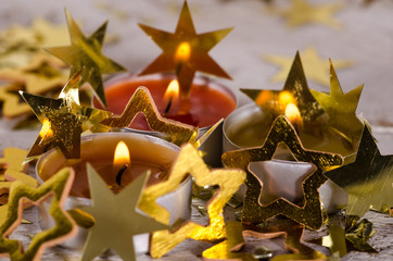 Frohe Weihnachten: Goldene Sternchen und Kerzenlicht