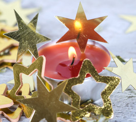 Frohe Weihnachten: Kerzenlicht und Goldsternchen