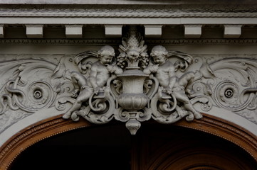 Angelots sur une façade.