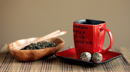 Herbata zielona w czerwonej filiżance