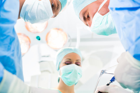 Chirurgen operieren in OP-Saal an Patienten
