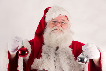 Babbo Natale regge due palline