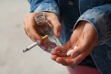 Foto op Plexiglas Meisje met wodka, pillen en sigaretten © Photographee.eu