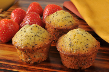 Poppyseed muffins with strawberries