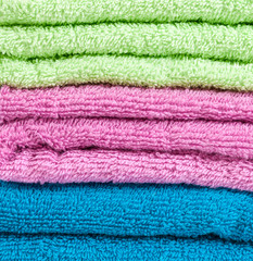 Fototapeta na wymiar Stos z kolorowych ręczników
