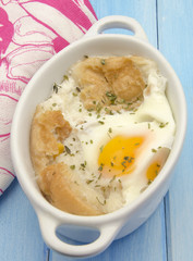 Sopa de ajo con huevo