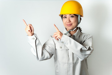 作業着を着て仕事をする女性