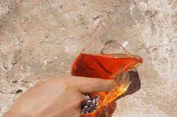 mano con bicchiere e bevanda