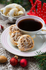 Weihnachtliche Kaffeetafel mit Nussschnecken und Vanillekipferln