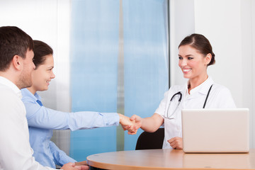 Fototapeta premium Female Doctor And Woman Shaking Hands