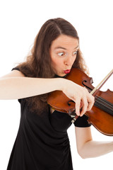 Die schöne junge Frau spielt auf einer Geige