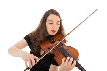 Die schöne junge Frau spielt auf einer Geige