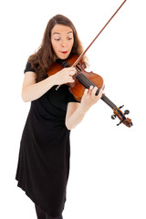 Die schöne junge Frau spielt auf einer Geige