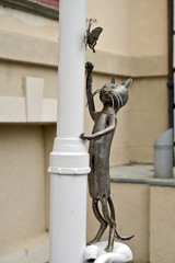 bicicletta colorata di bianco legata ad un lampione © lucio pepi