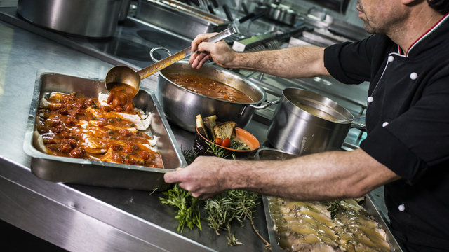 cuoco al lavoro in cucina
