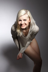 Junge blonde Frau trägt beigen Pullover