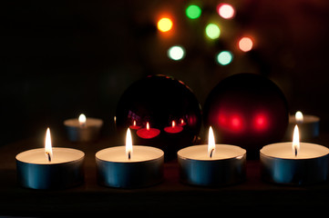 Teelichter und Chrsitbaumkugeln mit Bokeh