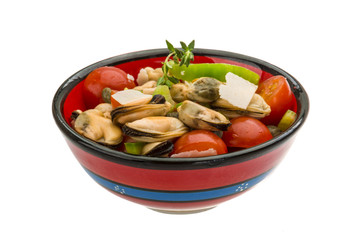 Salad with mussels and tomato