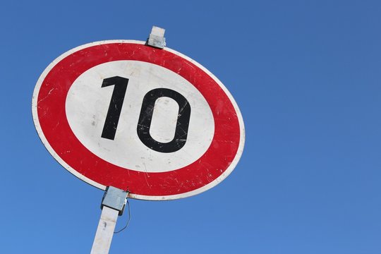Deutsches Verkehrszeichen: Geschwindigkeitsbegrenzung 10 km/h