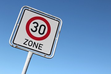 Deutsches Verkehrszeichen: Beginn einer Tempo 30-Zone