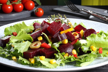 insalata di barbabietola sfondo verde