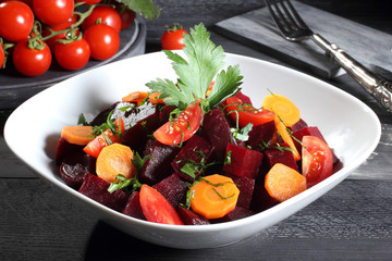 insalata di barbabietola carote e pomodoro sfondo grigio