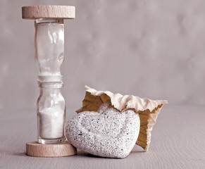 Sanduhr mit steinherz vintage style