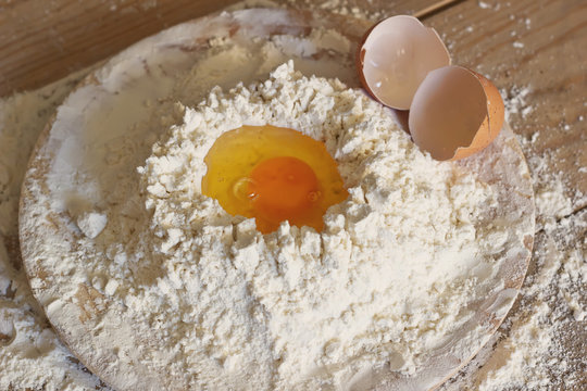 Harina y huevo preparados para hacer masa