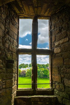 Fototapeta Stare okno z widokiem na ogród