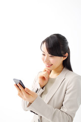 スマートフォンを使うビジネスウーマン