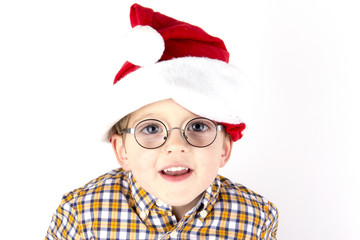 Junger Mann mit Weihnachtsmütze