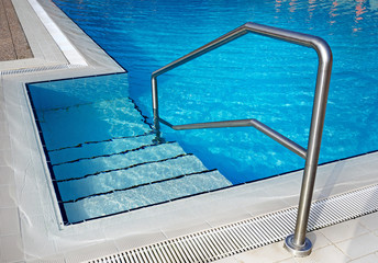 Schwimmbecken Einstieg Treppe mit Geländer