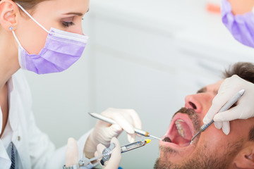 Patient bei Zahnarzt - Behandlung mit Betäubung
