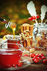 Honig in Hagebuttentee