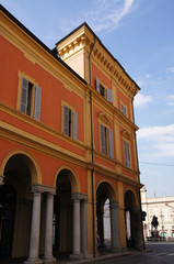 batîment roman dans les rues de Plaisance