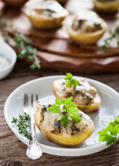ofenkartoffeln mit pilzen und kräuterquark